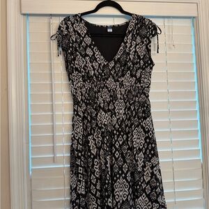 NWOT Old Navy Black and White Patterned Dress (Medium